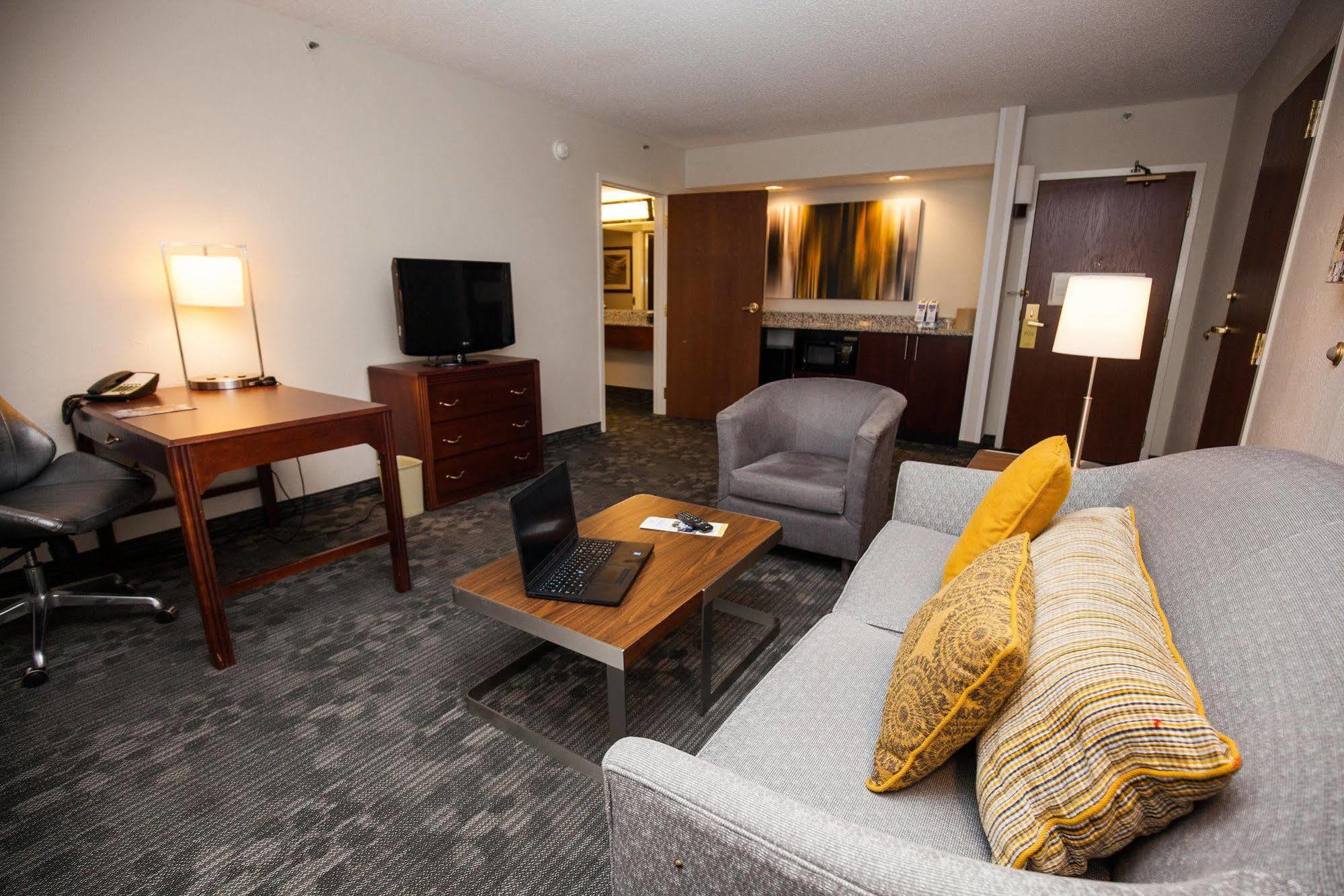 Courtyard By Marriott Cincinnati Airport 3*